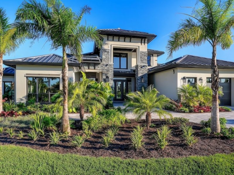This stunning newly built Florida house boasts exquisite palm trees and a beautifully designed landscaped garden close to the beach --ar 643:360 --quality 2 --sref https://s.mj.run/pNbRzS2W7HM --v 6.1 Job ID: 51a85326-141b-4e77-a367-1c7b574079db